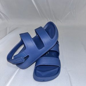 Boys  Old  Navy  size 5 runner Velcro sandals
